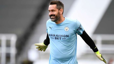 Sau 3.645 ngày mới được bắt chính, thủ môn Man City nhận luôn 3 bàn thua - Ảnh 1. Sau 3.645 ngày mới được bắt chính, thủ môn Man City nhận luôn 3 bàn thua - Ảnh 1.