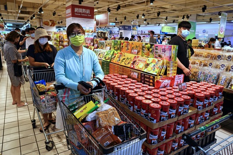 Đài Loan nhiều ca nhiễm, dân ra siêu thị vét hàng sạch kệ - Ảnh 4. Đài Loan nhiều ca nhiễm, dân ra siêu thị vét hàng sạch kệ - Ảnh 4.