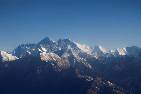 Trung Quốc cấm leo núi Everest vì dịch COVID-19 - Ảnh 1. Trung Quốc cấm leo núi Everest vì dịch COVID-19 - Ảnh 1.