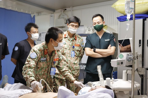 Bác sĩ Việt Nam đội mũ sắt, mặc áo chống đạn cấp cứu bệnh nhân ở Nam Sudan - Ảnh 3. Bác sĩ Việt Nam đội mũ sắt, mặc áo chống đạn cấp cứu bệnh nhân ở Nam Sudan - Ảnh 3.