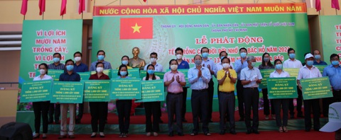 Lãnh đạo TP.HCM trồng cây nhân kỷ niệm 131 năm ngày sinh Bác Hồ - Ảnh 1. Lãnh đạo TP.HCM trồng cây nhân kỷ niệm 131 năm ngày sinh Bác Hồ - Ảnh 1.