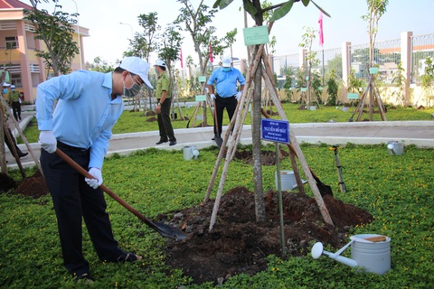 Lãnh đạo TP.HCM trồng cây nhân kỷ niệm 131 năm ngày sinh Bác Hồ - Ảnh 3. Lãnh đạo TP.HCM trồng cây nhân kỷ niệm 131 năm ngày sinh Bác Hồ - Ảnh 3.