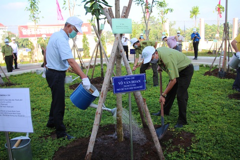 Lãnh đạo TP.HCM trồng cây nhân kỷ niệm 131 năm ngày sinh Bác Hồ - Ảnh 2. Lãnh đạo TP.HCM trồng cây nhân kỷ niệm 131 năm ngày sinh Bác Hồ - Ảnh 2.