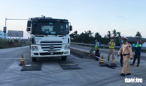 Xử nghiêm vụ xe chở 85 tấn hàng, vượt tải hơn 20 tấn trên cao tốc Đà Nẵng - Quảng Ngãi - Ảnh 1. Xử nghiêm vụ xe chở 85 tấn hàng, vượt tải hơn 20 tấn trên cao tốc Đà Nẵng - Quảng Ngãi - Ảnh 1.