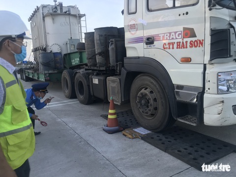 Xử nghiêm vụ xe chở 85 tấn hàng, vượt tải hơn 20 tấn trên cao tốc Đà Nẵng - Quảng Ngãi - Ảnh 2. Xử nghiêm vụ xe chở 85 tấn hàng, vượt tải hơn 20 tấn trên cao tốc Đà Nẵng - Quảng Ngãi - Ảnh 2.