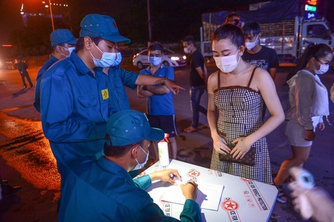 Ngày đêm chốt chặn các cửa ngõ TP.HCM ngăn dịch - Ảnh 5. Ngày đêm chốt chặn các cửa ngõ TP.HCM ngăn dịch - Ảnh 5.