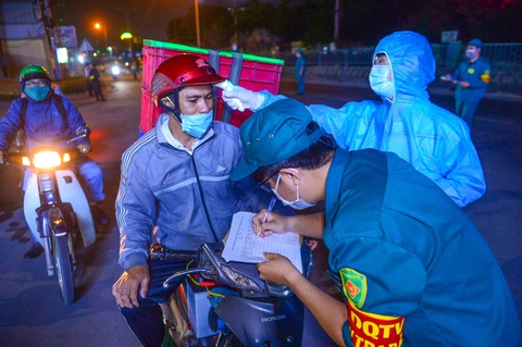 Ngày đêm chốt chặn các cửa ngõ TP.HCM ngăn dịch - Ảnh 7. Ngày đêm chốt chặn các cửa ngõ TP.HCM ngăn dịch - Ảnh 7.