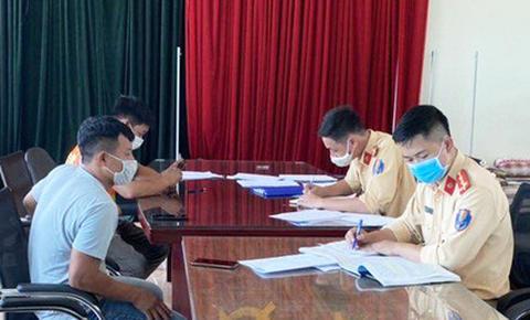 Không bằng lái, chạy ngược chiều trên cao tốc, bị phạt 24,5 triệu đồng - Ảnh 2. Không bằng lái, chạy ngược chiều trên cao tốc, bị phạt 24,5 triệu đồng - Ảnh 2.
