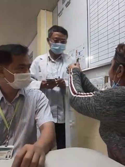 Tài xế chuyển cấp cứu của Bệnh viện Lê Văn Việt làm đứt ngón tay bệnh nhân 80 tuổi? - Ảnh 3. Tài xế chuyển cấp cứu của Bệnh viện Lê Văn Việt làm đứt ngón tay bệnh nhân 80 tuổi? - Ảnh 3.