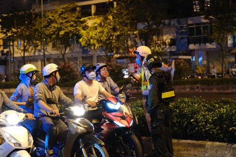Cảnh sát giao thông tăng cường xử phạt vi phạm phòng chống dịch COVID-19 - Ảnh 1. Cảnh sát giao thông tăng cường xử phạt vi phạm phòng chống dịch COVID-19 - Ảnh 1.
