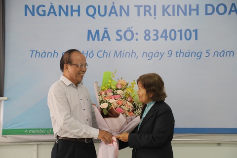 Người phụ nữ 71 tuổi 4 năm đi xe buýt học thạc sĩ: Cô là người truyền cảm hứng - Ảnh 2. Người phụ nữ 71 tuổi 4 năm đi xe buýt học thạc sĩ: Cô là người truyền cảm hứng - Ảnh 2.