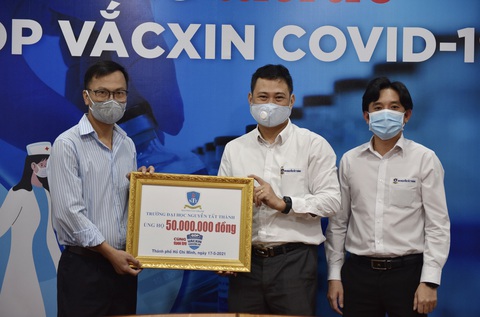 ĐH Nguyễn Tất Thành trao 50 triệu đồng Cùng Tuổi Trẻ góp vắc xin COVID-19 - Ảnh 1. ĐH Nguyễn Tất Thành trao 50 triệu đồng Cùng Tuổi Trẻ góp vắc xin COVID-19 - Ảnh 1.
