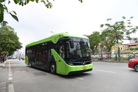 Buýt điện VinBus chạy thử ngoài phố ở Hà Nội - Ảnh 2. Buýt điện VinBus chạy thử ngoài phố ở Hà Nội - Ảnh 2.