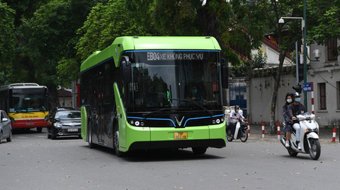 Buýt điện VinBus chạy thử ngoài phố ở Hà Nội - Ảnh 1. Buýt điện VinBus chạy thử ngoài phố ở Hà Nội - Ảnh 1.