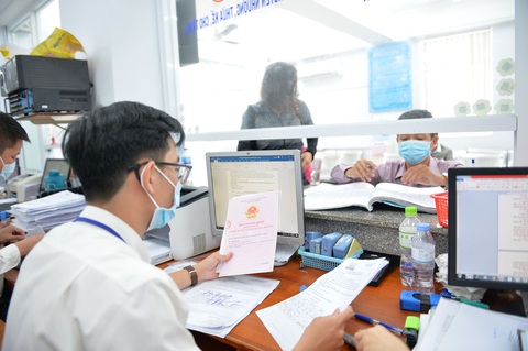 TP.HCM: Chuyển 11 thủ tục cấp sổ hồng cho cá nhân, hộ gia đình về quận, huyện và TP Thủ Đức - Ảnh 1. TP.HCM: Chuyển 11 thủ tục cấp sổ hồng cho cá nhân, hộ gia đình về quận, huyện và TP Thủ Đức - Ảnh 1.