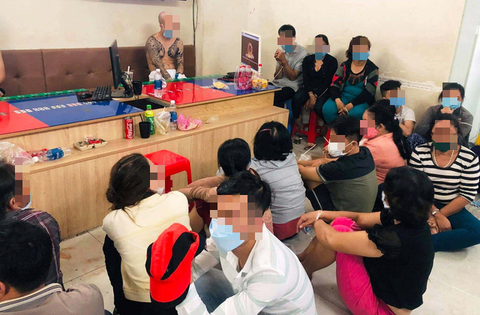 Phá sòng bạc 40 người kèm 10 cây mã tấu ở Bình Tân - Ảnh 1. Phá sòng bạc 40 người kèm 10 cây mã tấu ở Bình Tân - Ảnh 1.