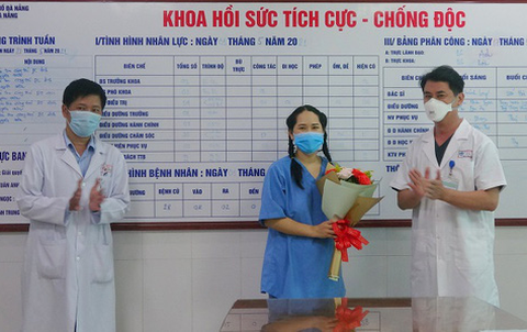 Nữ điều dưỡng bị sốc phản vệ sau tiêm vắc xin được ra viện - Ảnh 1. Nữ điều dưỡng bị sốc phản vệ sau tiêm vắc xin được ra viện - Ảnh 1.