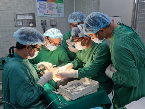 55 phút chuyển tạng nghẹt thở: 4 người may mắn được ghép là ai? - Ảnh 3. 55 phút chuyển tạng nghẹt thở: 4 người may mắn được ghép là ai? - Ảnh 3.