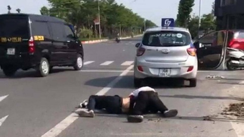 Tài xế taxi bị đâm dao bầu kể về phút vật lộn với tên cướp - Ảnh 2. Tài xế taxi bị đâm dao bầu kể về phút vật lộn với tên cướp - Ảnh 2.