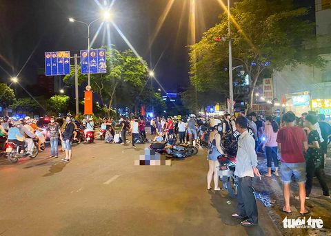 Chạy xe ngược chiều giật điện thoại trên đường Điện Biên Phủ, đụng xe đúng chiều, chết tại chỗ - Ảnh 1. Chạy xe ngược chiều giật điện thoại trên đường Điện Biên Phủ, đụng xe đúng chiều, chết tại chỗ - Ảnh 1.