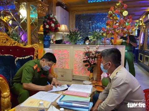 34 cơ sở kinh doanh dịch vụ bị phạt lần 2 vì vẫn vi phạm phòng dịch - Ảnh 1. 34 cơ sở kinh doanh dịch vụ bị phạt lần 2 vì vẫn vi phạm phòng dịch - Ảnh 1.