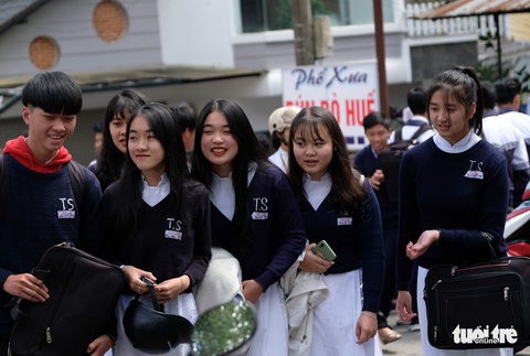 Lâm Đồng cho học sinh quay lại trường 3 ngày để thi học kỳ - Ảnh 1. Lâm Đồng cho học sinh quay lại trường 3 ngày để thi học kỳ - Ảnh 1.