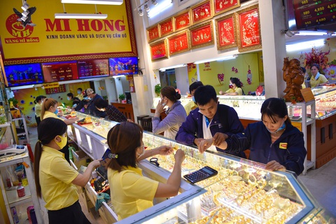 Bị bán tháo, giá vàng thế giới về sát 1.800 USD/ounce - Ảnh 1. Bị bán tháo, giá vàng thế giới về sát 1.800 USD/ounce - Ảnh 1.