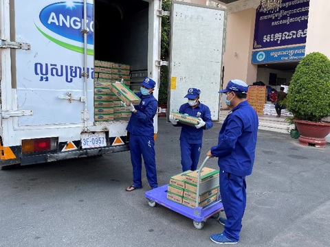 Angkormilk tặng 48.000 sản phẩm sữa hỗ trợ người dân vùng đỏ trong dịch COVID-19 - Ảnh 2. Angkormilk tặng 48.000 sản phẩm sữa hỗ trợ người dân vùng đỏ trong dịch COVID-19 - Ảnh 2.