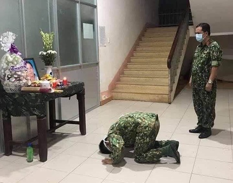 Trung sĩ phục vụ trong khu cách ly không thể về chịu tang mẹ - Ảnh 1. Trung sĩ phục vụ trong khu cách ly không thể về chịu tang mẹ - Ảnh 1.