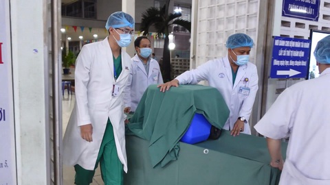 55 phút chuyển tạng nghẹt thở: 4 người may mắn được ghép là ai? - Ảnh 2. 55 phút chuyển tạng nghẹt thở: 4 người may mắn được ghép là ai? - Ảnh 2.