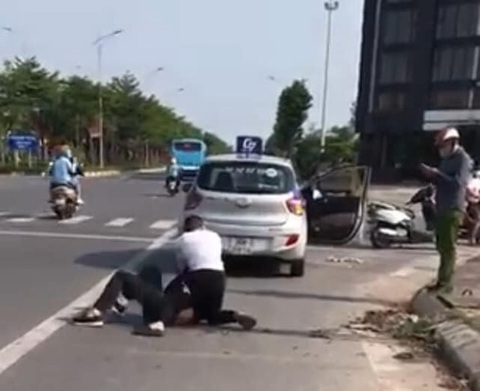 Đại úy công an đứng nhìn dân vật lộn với cướp: ‘Nên loại ra khỏi ngành! - Ảnh 1. Đại úy công an đứng nhìn dân vật lộn với cướp: ‘Nên loại ra khỏi ngành! - Ảnh 1.