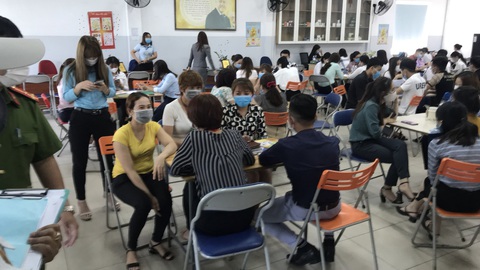 Hơn 100 người ngồi chen chúc bất chấp dịch COVID-19, phạt công ty 30 triệu đồng - Ảnh 1. Hơn 100 người ngồi chen chúc bất chấp dịch COVID-19, phạt công ty 30 triệu đồng - Ảnh 1.