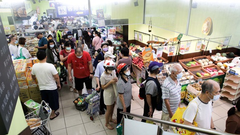 Vì đâu hình mẫu chống COVID-19 Đài Loan, Singapore bùng dịch trở lại? - Ảnh 1. Vì đâu hình mẫu chống COVID-19 Đài Loan, Singapore bùng dịch trở lại? - Ảnh 1.