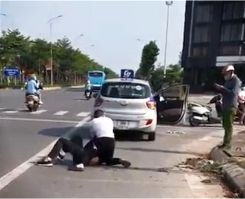 Giám đốc Công an Hà Nội nói gì về việc kỷ luật đại úy đứng nhìn tài xế vật lộn với cướp? - Ảnh 1. Giám đốc Công an Hà Nội nói gì về việc kỷ luật đại úy đứng nhìn tài xế vật lộn với cướp? - Ảnh 1.