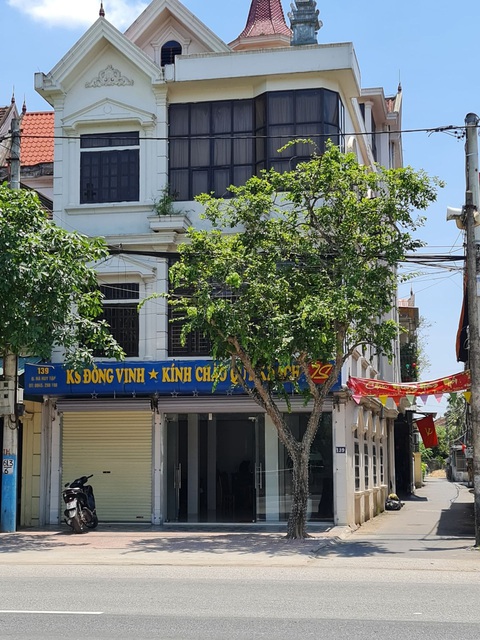 Công an đột kích khách sạn, 3 con bạc nhảy từ tầng 3 bỏ trốn bị thương - Ảnh 1. Công an đột kích khách sạn, 3 con bạc nhảy từ tầng 3 bỏ trốn bị thương - Ảnh 1.