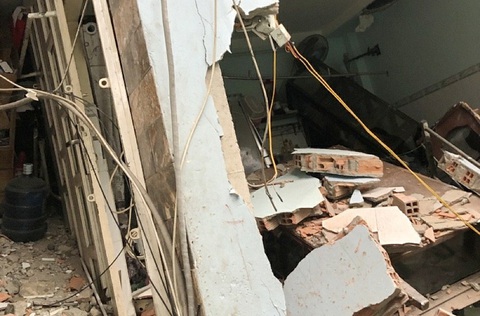 8 căn nhà ven kênh ở quận 8 bị lún, sập khiến 2 người bị thương - Ảnh 1. 8 căn nhà ven kênh ở quận 8 bị lún, sập khiến 2 người bị thương - Ảnh 1.