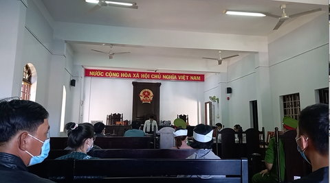Tạm hoãn phiên tòa bí thư xã giết người đốt xác vì không có mặt nhân chứng mới - Ảnh 2. Tạm hoãn phiên tòa bí thư xã giết người đốt xác vì không có mặt nhân chứng mới - Ảnh 2.