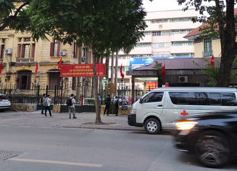 Test nhanh, 1 ca dương tính COVID-19, Bộ Giao thông vận tải yêu cầu mọi người không rời trụ sở - Ảnh 1. Test nhanh, 1 ca dương tính COVID-19, Bộ Giao thông vận tải yêu cầu mọi người không rời trụ sở - Ảnh 1.