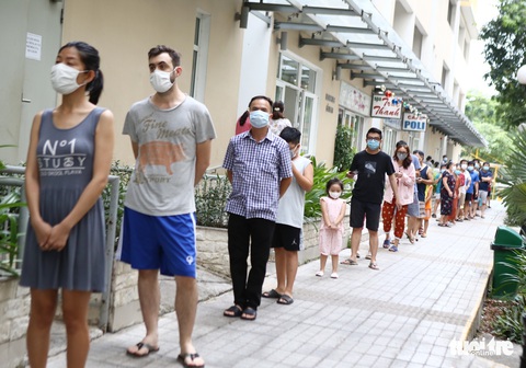 TP.HCM thần tốc lấy 10.000 mẫu xét nghiệm, cố gắng có kết quả trong đêm 18-5 - Ảnh 2. TP.HCM thần tốc lấy 10.000 mẫu xét nghiệm, cố gắng có kết quả trong đêm 18-5 - Ảnh 2.