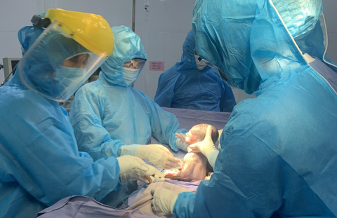 Đà Nẵng: Đưa sản phụ từ khu cách ly đến bệnh viện sinh mổ khẩn cấp - Ảnh 1. Đà Nẵng: Đưa sản phụ từ khu cách ly đến bệnh viện sinh mổ khẩn cấp - Ảnh 1.