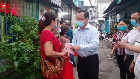 8 căn nhà ven kênh ở quận 8 bị lún, sập khiến 2 người bị thương - Ảnh 2. 8 căn nhà ven kênh ở quận 8 bị lún, sập khiến 2 người bị thương - Ảnh 2.