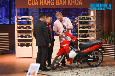Shark Phú chiêu mộ startup người Mỹ làm khóa chống trộm - Ảnh 1. Shark Phú chiêu mộ startup người Mỹ làm khóa chống trộm - Ảnh 1.