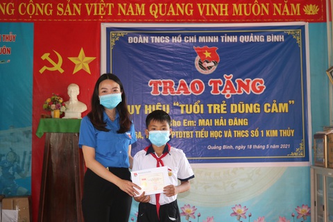 Tặng huy hiệu Tuổi trẻ dũng cảm cho học sinh 12 tuổi cứu thanh niên 22 tuổi đuối nước - Ảnh 1. Tặng huy hiệu Tuổi trẻ dũng cảm cho học sinh 12 tuổi cứu thanh niên 22 tuổi đuối nước - Ảnh 1.