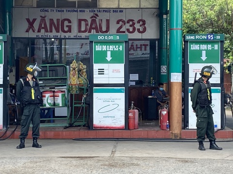 Bắt thêm một chủ cây xăng ở Đồng Nai liên quan vụ 2,7 triệu lít xăng giả - Ảnh 2. Bắt thêm một chủ cây xăng ở Đồng Nai liên quan vụ 2,7 triệu lít xăng giả - Ảnh 2.