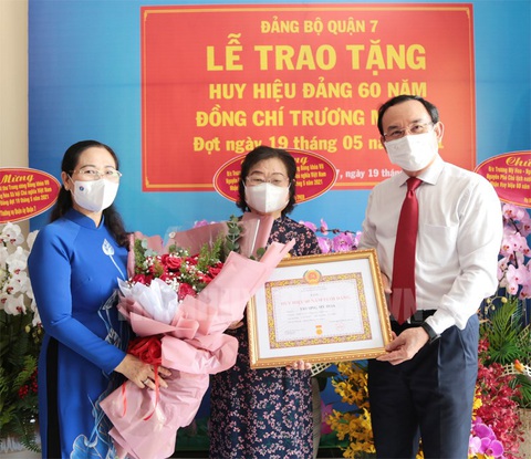 Nguyên Phó chủ tịch nước Trương Mỹ Hoa nhận huy hiệu 60 năm tuổi Đảng - Ảnh 1. Nguyên Phó chủ tịch nước Trương Mỹ Hoa nhận huy hiệu 60 năm tuổi Đảng - Ảnh 1.