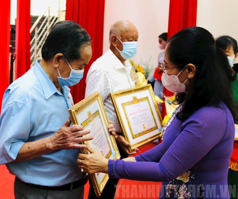 Nguyên Phó chủ tịch nước Trương Mỹ Hoa nhận huy hiệu 60 năm tuổi Đảng - Ảnh 2. Nguyên Phó chủ tịch nước Trương Mỹ Hoa nhận huy hiệu 60 năm tuổi Đảng - Ảnh 2.
