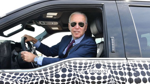 Ông Biden lái xe điện, nói đùa sẽ cán phóng viên nếu hỏi về Israel - Hamas - Ảnh 3. Ông Biden lái xe điện, nói đùa sẽ cán phóng viên nếu hỏi về Israel - Hamas - Ảnh 3.