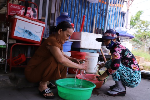 Chủ tịch phường họp để trợ giúp bốn bà cháu nghèo khổ - Ảnh 2. Chủ tịch phường họp để trợ giúp bốn bà cháu nghèo khổ - Ảnh 2.