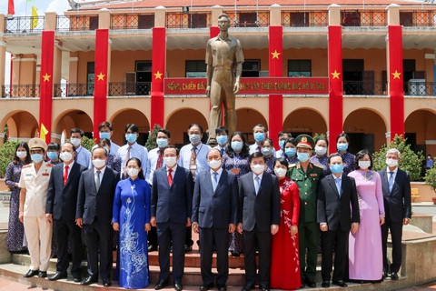 Chủ tịch nước Nguyễn Xuân Phúc dâng hương tưởng niệm Chủ tịch Hồ Chí Minh - Ảnh 5. Chủ tịch nước Nguyễn Xuân Phúc dâng hương tưởng niệm Chủ tịch Hồ Chí Minh - Ảnh 5.