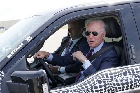 Ông Biden lái xe điện, nói đùa sẽ cán phóng viên nếu hỏi về Israel - Hamas - Ảnh 1. Ông Biden lái xe điện, nói đùa sẽ cán phóng viên nếu hỏi về Israel - Hamas - Ảnh 1.